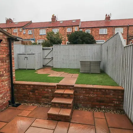 25 Victoria Park Avenue *