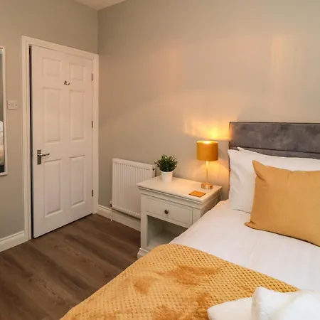 25 Victoria Park Avenue *